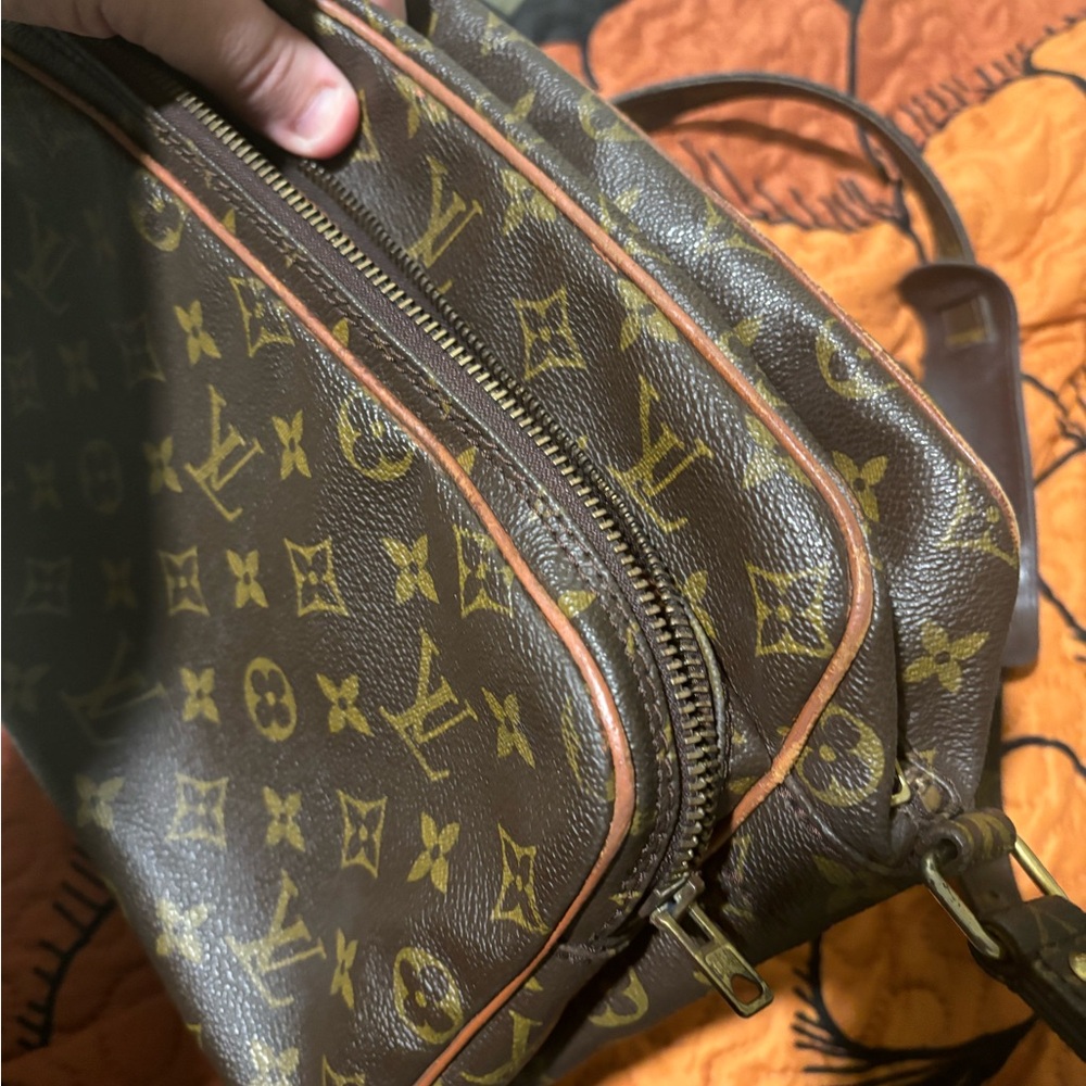 Authentic Louis Vuitton monogram messenger with COA - Picture 5 of 13